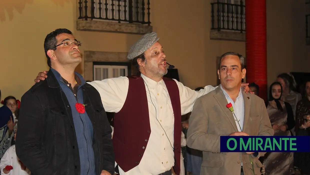 Espetáculo O Povo Saiu à Rua, pela Associação Teatral Revisteiros- Samora Correia- 25 de Abril