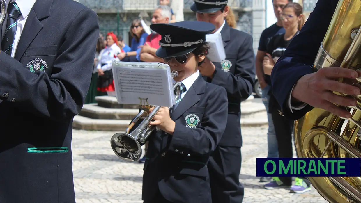 Celebrações do 25 de Abril em Benavente com cortejo de associações e colectividades