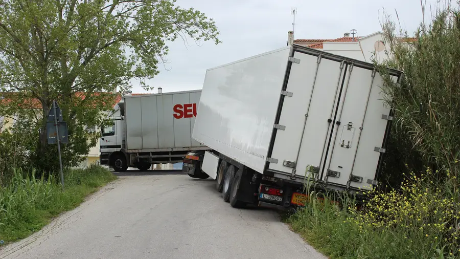 Camião cai em valeta no acesso à Nacional 3 no Carregado Camião cai em valeta no acesso à Nacional 3 no Carregado