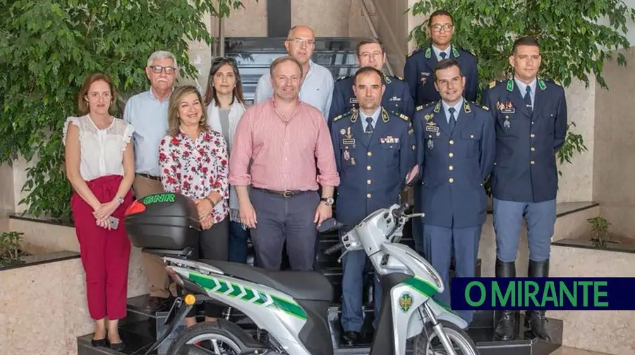 GNR de Almeirim com nova mota oferecida pela autarquia GNR de Almeirim com nova mota oferecida pela autarquia