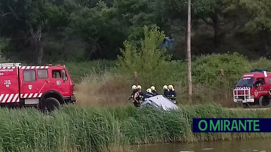 Carro com três ocupantes cai na barragem de Alpiarça Carro com três ocupantes cai na barragem de Alpiarça