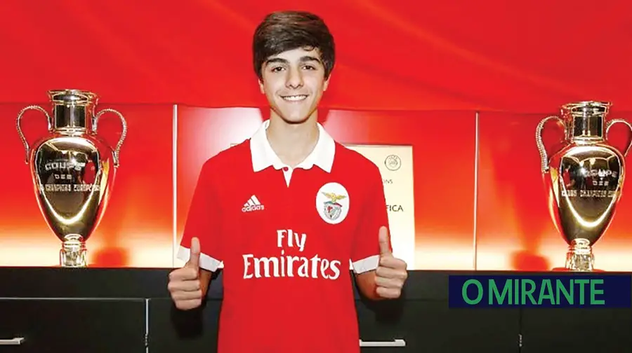 Jovem futebolista de Almeirim assina pelo Benfica Jovem futebolista de Almeirim assina pelo Benfica