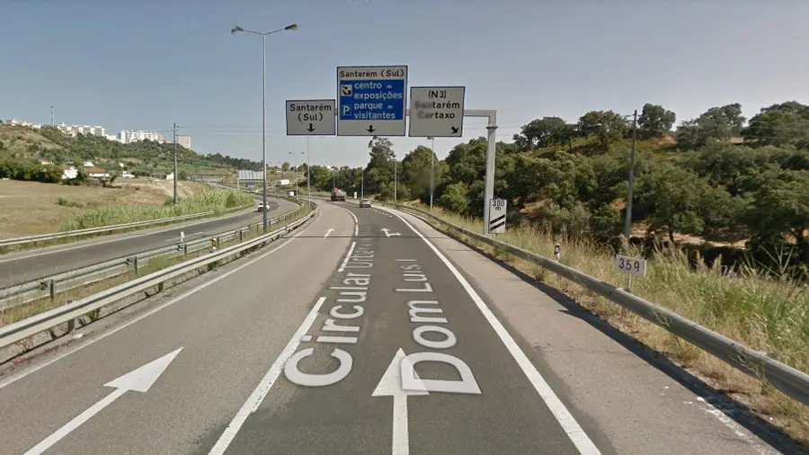 Carro em contramão na circular de Santarém faz quatro feridos Carro em contramão na circular de Santarém faz quatro feridos