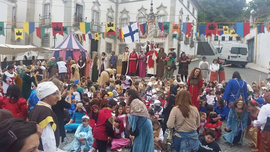 500 crianças na recriação da vila medieval 500 crianças na recriação da vila medieval