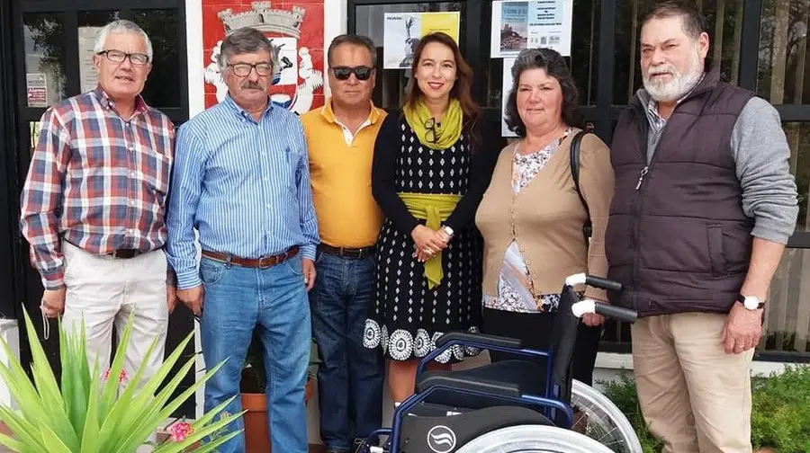 Recolha de tampinhas resultou na oferta de cadeira de rodas a um idoso Recolha de tampinhas resultou na oferta de cadeira de rodas a um idoso