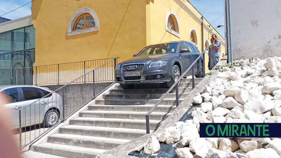 Carro preso em escadas nas traseiras da Loja do Cidadão Carro preso em escadas nas traseiras da Loja do Cidadão