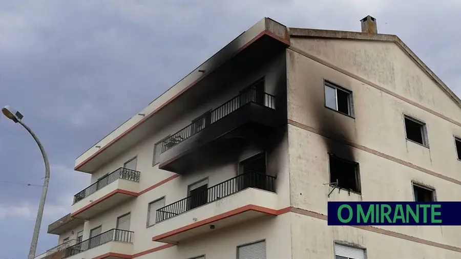 Fogo destrói habitação em Porto Alto e família fica desalojada Fogo destrói habitação em Porto Alto e família fica desalojada
