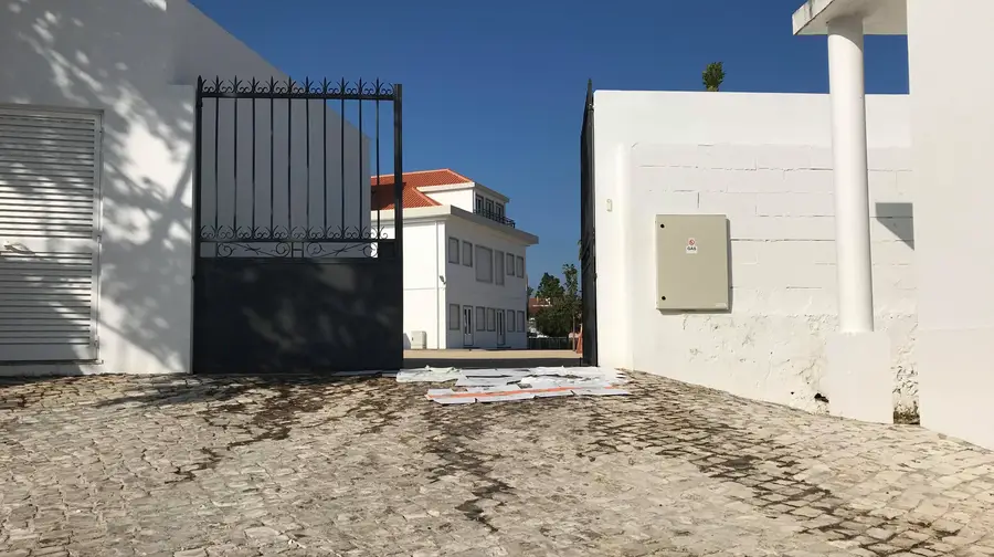 Metem óleo à porta do Colégio Conde de Sobral para as pessoas escorregarem Metem óleo à porta do Colégio Conde de Sobral para as pessoas escorregarem