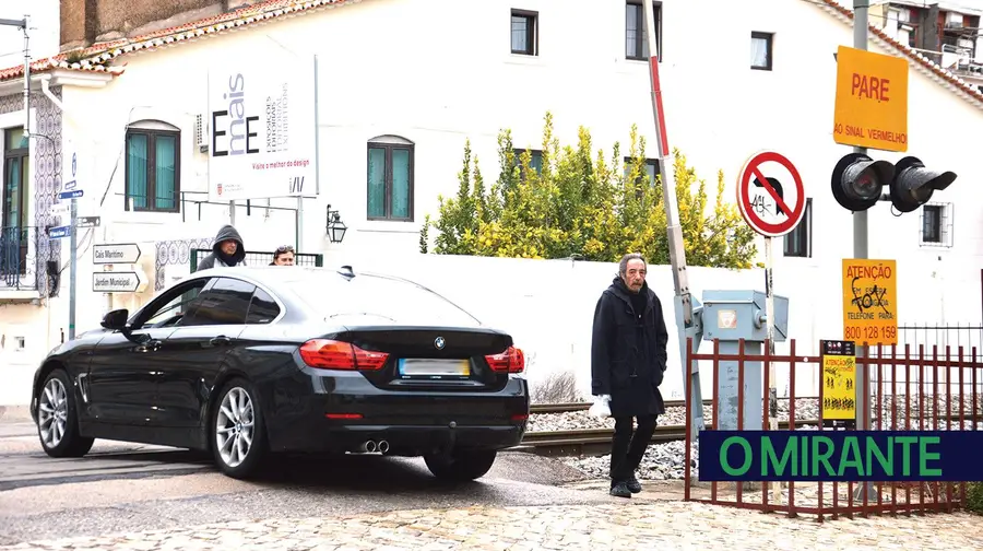 Vila Franca de Xira quer solução para passagem de nível perigosa Vila Franca de Xira quer solução para passagem de nível perigosa