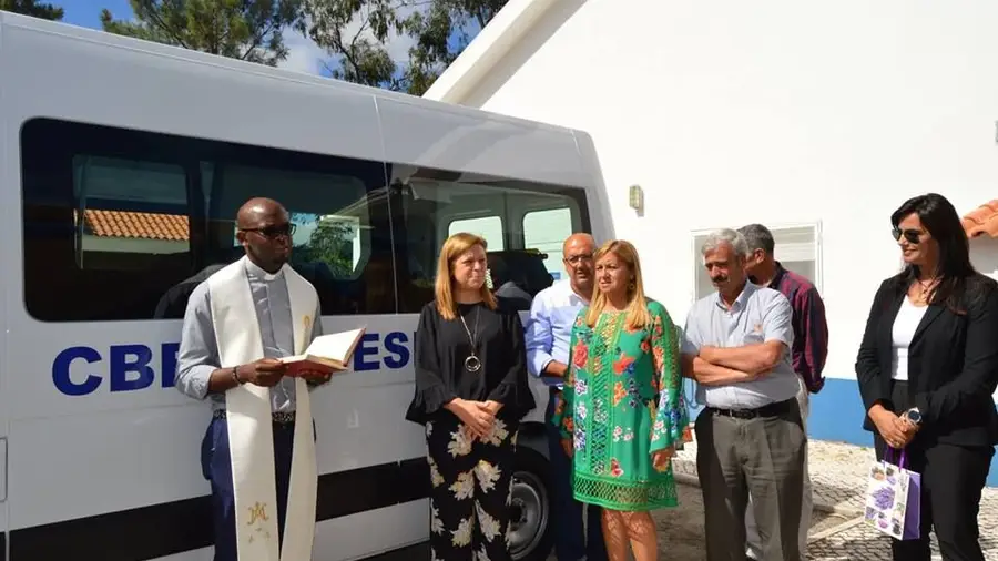 Centro de Bem Estar Social de Espinheiro com carrinha nova Centro de Bem Estar Social de Espinheiro com carrinha nova