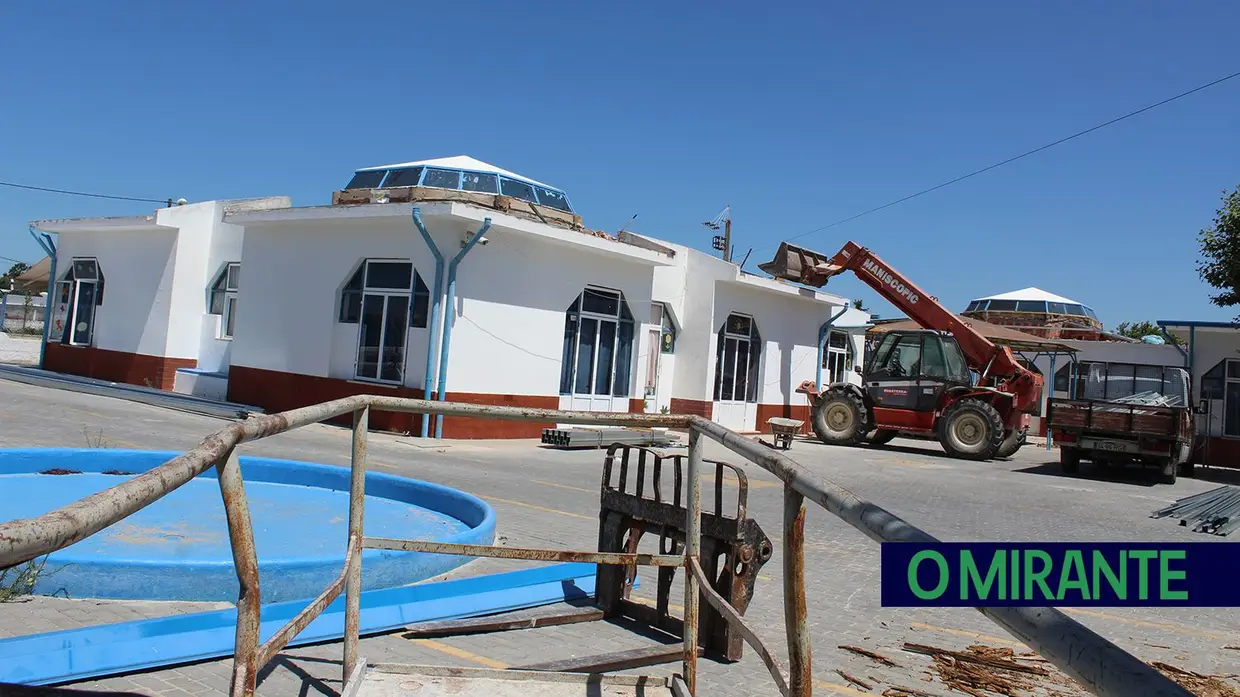 Obras no infantário de Fazendas de Almeirim com crianças no interior
