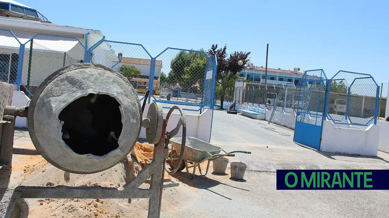 Obras no infantário de Fazendas de Almeirim com crianças no interior