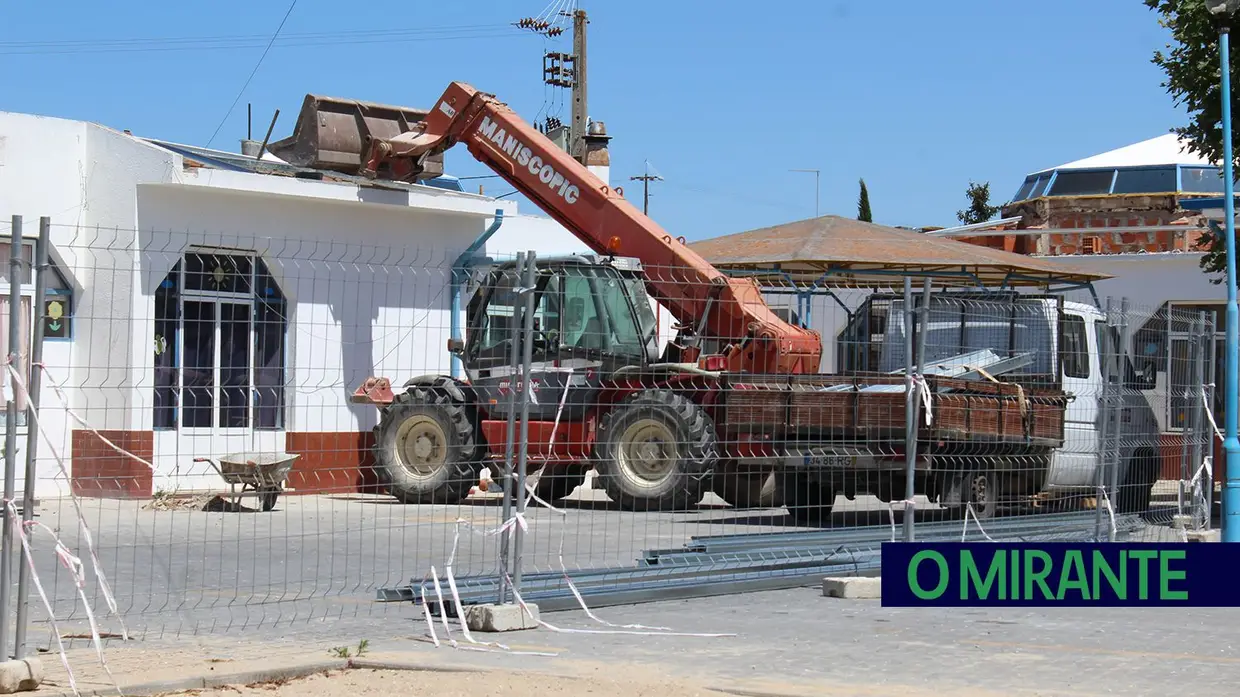 Obras no infantário de Fazendas de Almeirim com crianças no interior