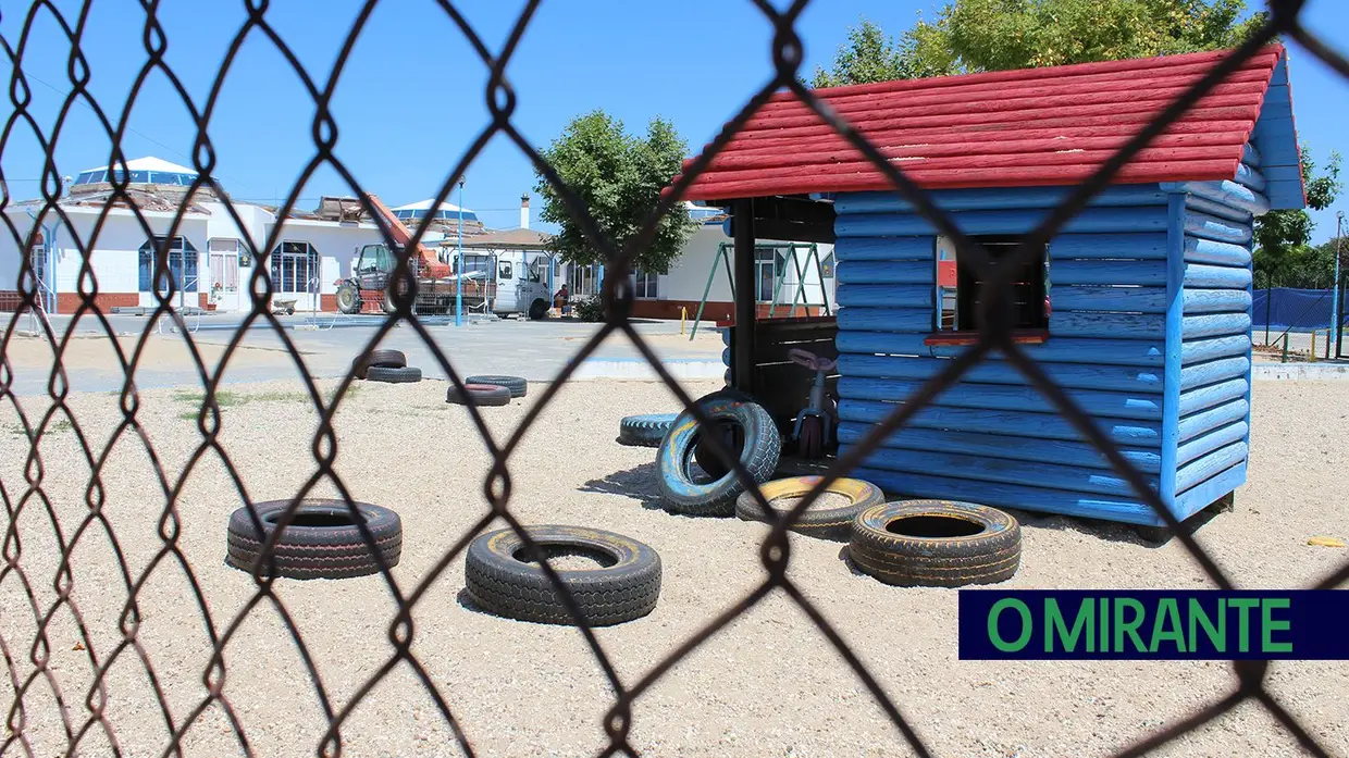 Obras no infantário de Fazendas de Almeirim com crianças no interior
