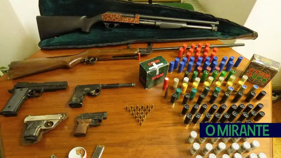 Prisão preventiva por posse de armas e violência doméstica em Salvaterra de Magos Prisão preventiva por posse de armas e violência doméstica em Salvaterra de Magos