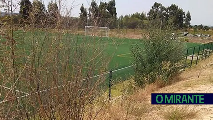 Envolvente do campo municipal de Constância está ao abandono Envolvente do campo municipal de Constância está ao abandono