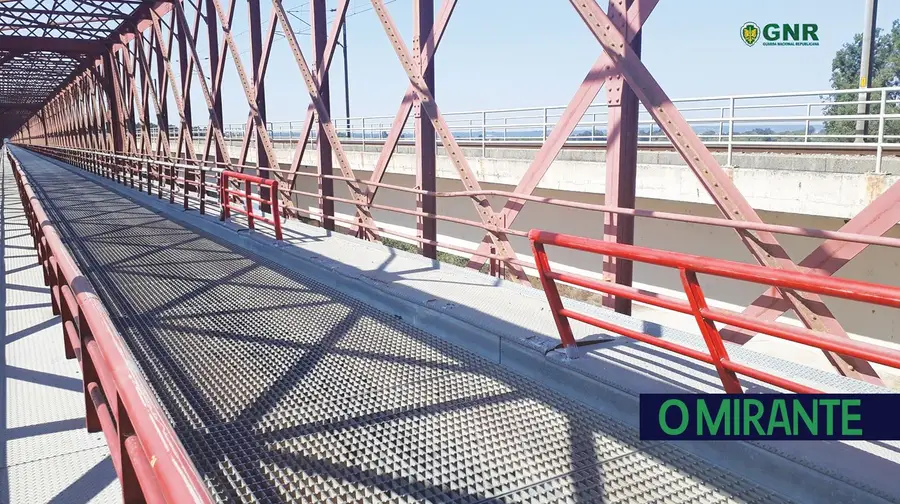Apanhado a roubar ferro da Ponte D. Amélia Apanhado a roubar ferro da Ponte D. Amélia