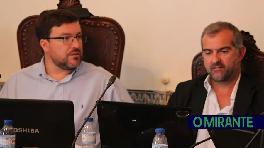 Deputado Nuno Serra ajuda a chumbar proposta do seu partido na Câmara de Santarém Deputado Nuno Serra ajuda a chumbar proposta do seu partido na Câmara de Santarém