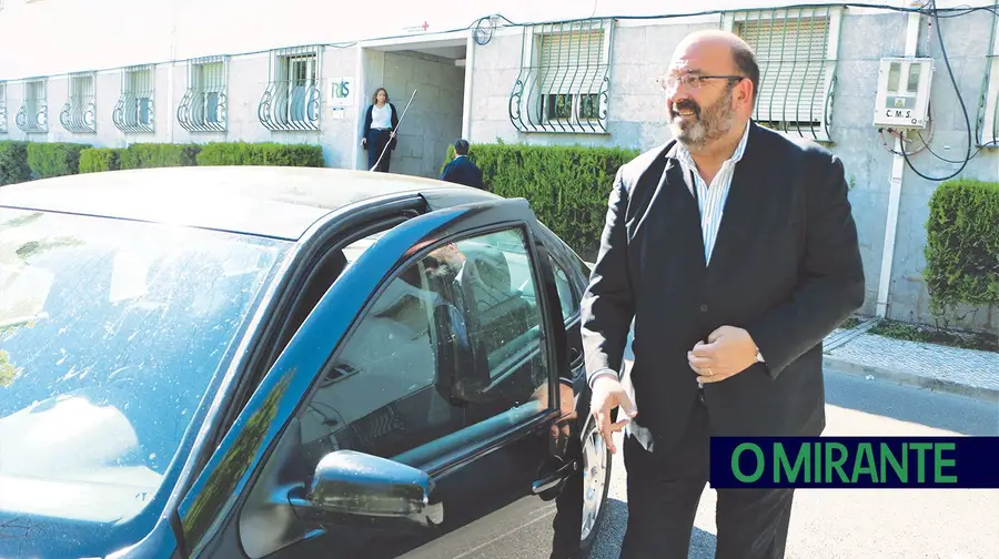 Três presidentes de câmara andam em carros a cair aos bocados Três presidentes de câmara andam em carros a cair aos bocados