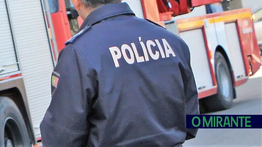 Polícia acusado de colaborar com assaltante Polícia acusado de colaborar com assaltante