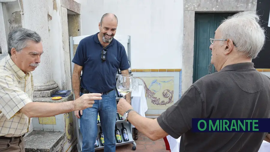 Silêncio, que se vai provar o vinho! Silêncio, que se vai provar o vinho!