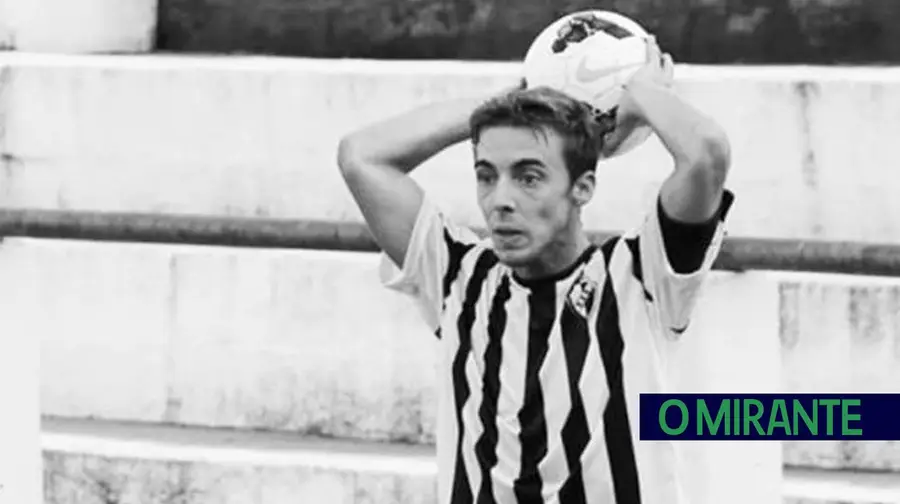 Jogador de futebol do Entroncamento morre aos 30 anos Jogador de futebol do Entroncamento morre aos 30 anos