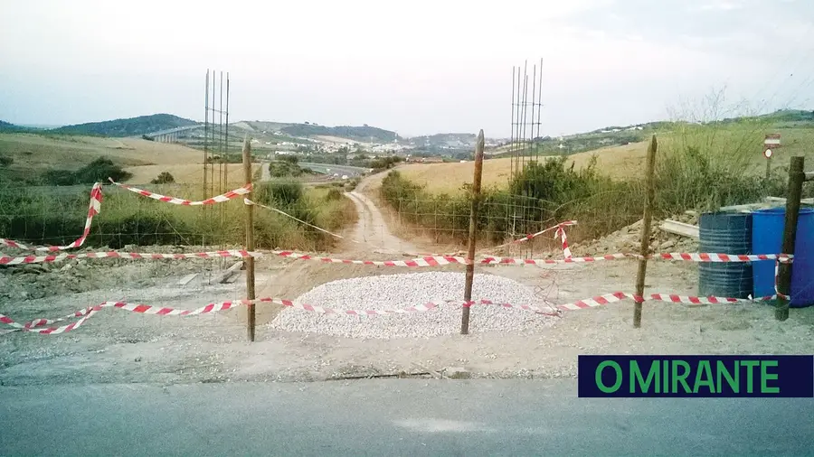 Moradores das Cachoeiras querem reabertura imediata de caminho público fechado sem autorização Moradores das Cachoeiras querem reabertura imediata de caminho público fechado sem autorização