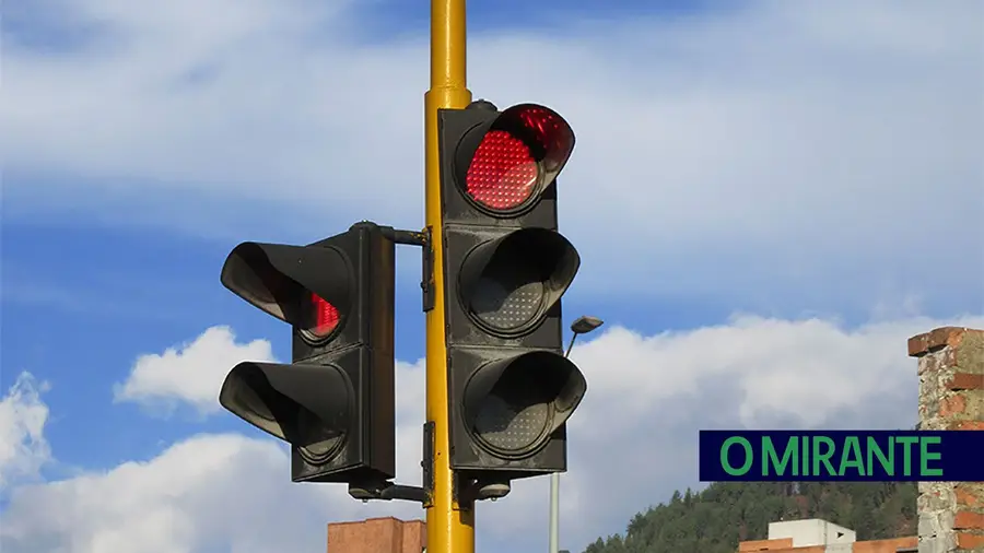 Semáforos para controlo de velocidade na Avenida do Bom Amor Semáforos para controlo de velocidade na Avenida do Bom Amor
