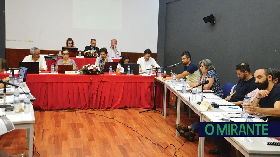 Mais achas para a fogueira. Mais achas para a fogueira.