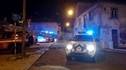 Estrada na Ribeira de Santarém vai continuar cortada para demolição de prédio Estrada na Ribeira de Santarém vai continuar cortada para demolição de prédio