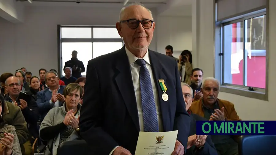 Bombeiros Torrejanos medalham Casimiro Pereira Bombeiros Torrejanos medalham Casimiro Pereira