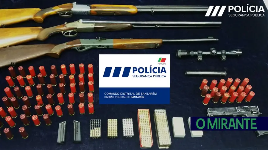 Suspeito de violência doméstica tinha mini arsenal em casa Suspeito de violência doméstica tinha mini arsenal em casa