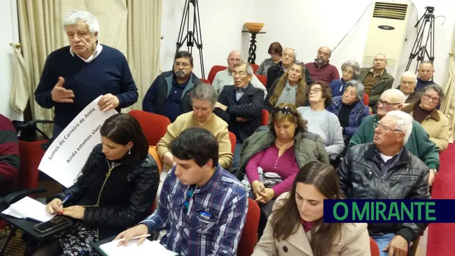 Moradores manifestam-se na reunião de câmara de Torres Novas contra Fabrióleo Moradores manifestam-se na reunião de câmara de Torres Novas contra Fabrióleo