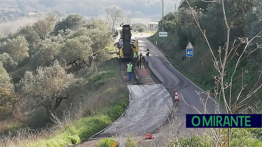 Estrada que liga Pernes a Malhou em obras Estrada que liga Pernes a Malhou em obras