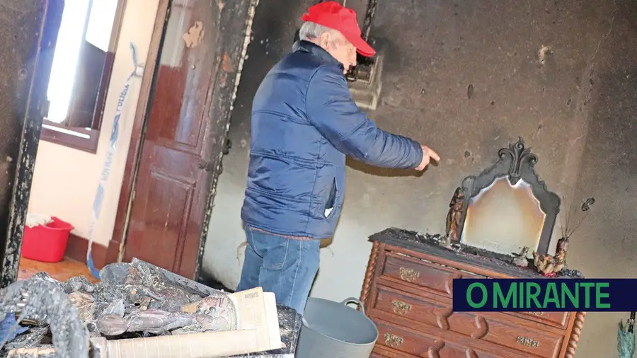 Ateia fogo a casa para se vingar de acção de despejo Ateia fogo a casa para se vingar de acção de despejo