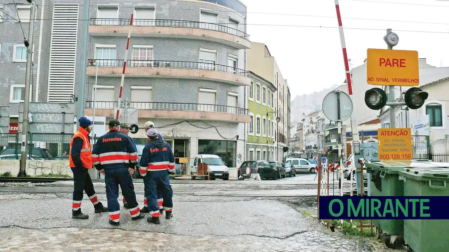 Mulher morre trucidada por comboio em Vila Franca de Xira Mulher morre trucidada por comboio em Vila Franca de Xira