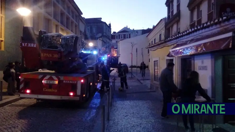 Fogo no centro de Vila Franca de Xira destrói águas furtadas Fogo no centro de Vila Franca de Xira destrói águas furtadas