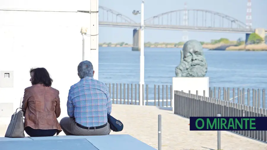 De costas para o rio. De costas para o rio.