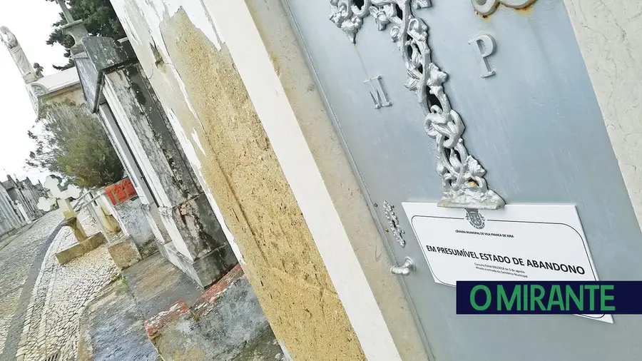 Campas e jazigos ao abandono no cemitério de Vila Franca de Xira Campas e jazigos ao abandono no cemitério de Vila Franca de Xira