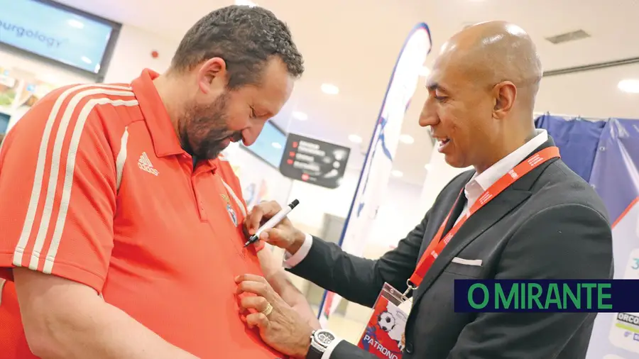 Dezenas de fãs do ex-futebolista do Benfica Luisão Dezenas de fãs do ex-futebolista do Benfica Luisão