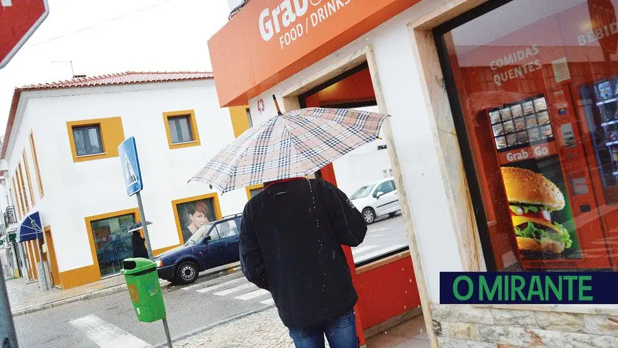 Barulho junto a loja de comidas e bebidas não dá tréguas aos moradores Barulho junto a loja de comidas e bebidas não dá tréguas aos moradores