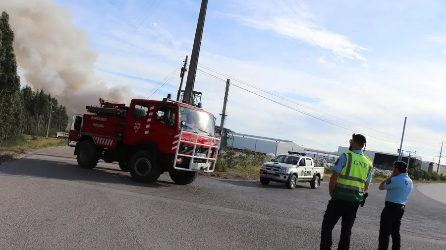 Incêndio na Resitejo mobiliza vários bombeiros Incêndio na Resitejo mobiliza vários bombeiros