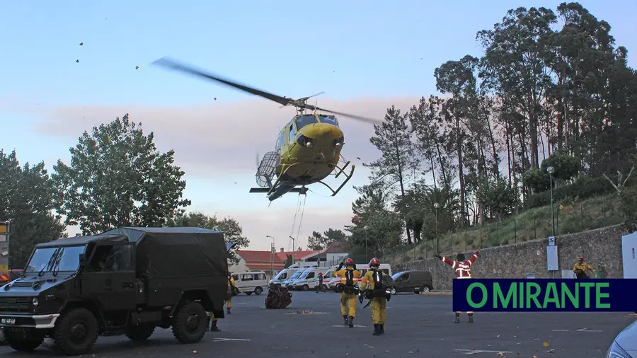 Incêndio na Barrosa mobiliza oito dezenas de bombeiros Incêndio na Barrosa mobiliza oito dezenas de bombeiros