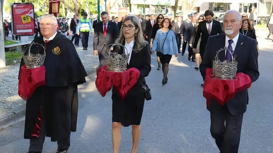 Penúltima saída de coroas e pêndulos anuncia Festa dos Tabuleiros Penúltima saída de coroas e pêndulos anuncia Festa dos Tabuleiros