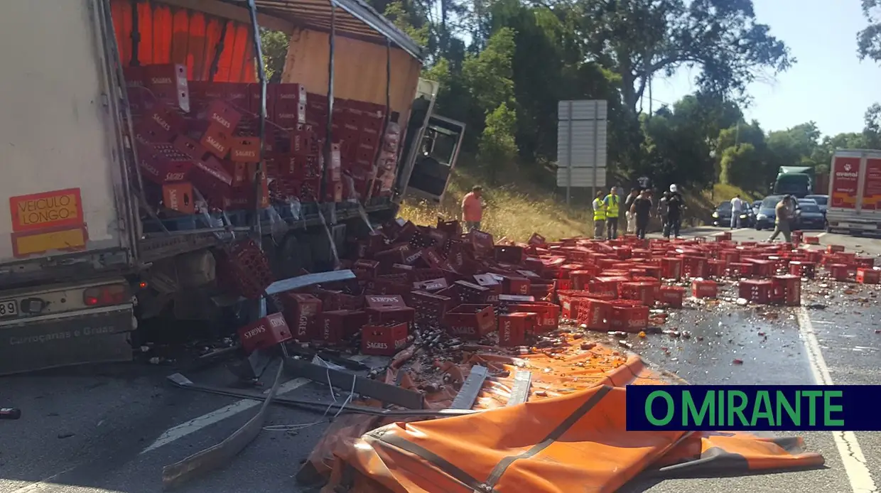 Veículo larga grades de cerveja na EN 366 entre Alcoentre e Aveiras de Cima