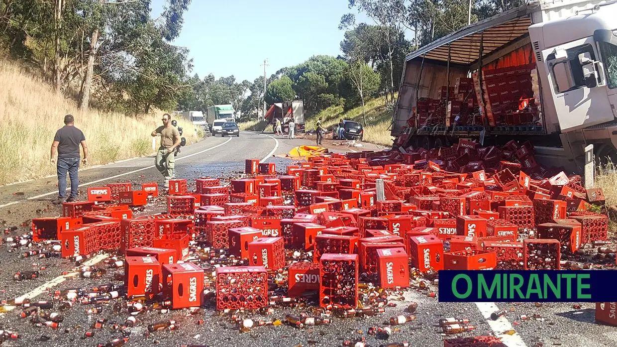 Veículo larga grades de cerveja na EN 366 entre Alcoentre e Aveiras de Cima