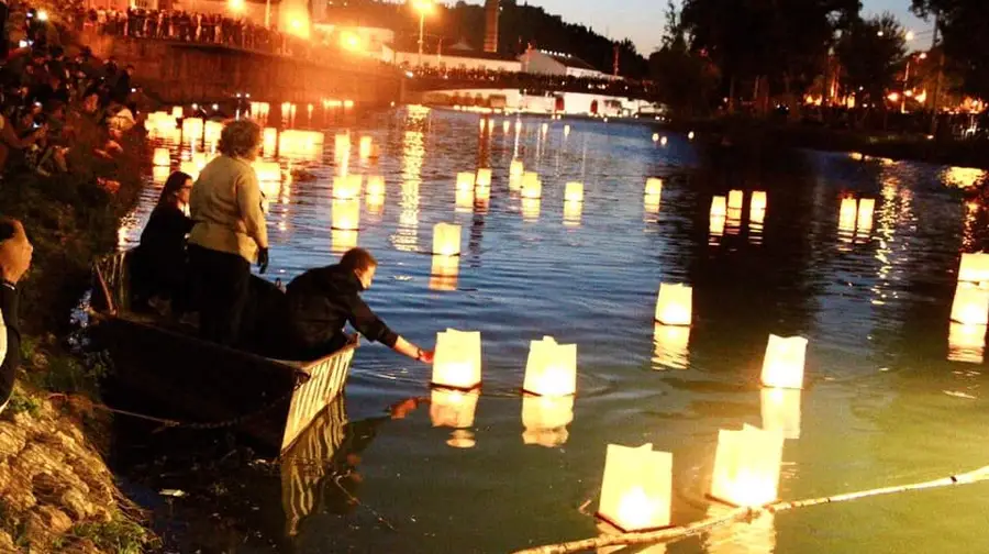 Rio Nabão ilumina-se com Festival de Lanternas Flutuantes em Tomar Rio Nabão ilumina-se com Festival de Lanternas Flutuantes em Tomar