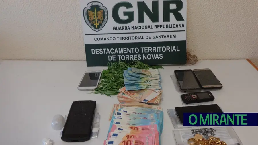 Quatro detidos por tráfico de droga em Praia do Ribatejo e Entroncamento Quatro detidos por tráfico de droga em Praia do Ribatejo e Entroncamento