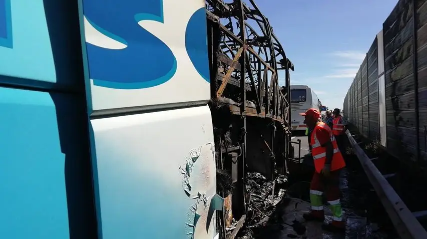 Autocarro arde na A1 entre Carregado e Vila Franca Autocarro arde na A1 entre Carregado e Vila Franca