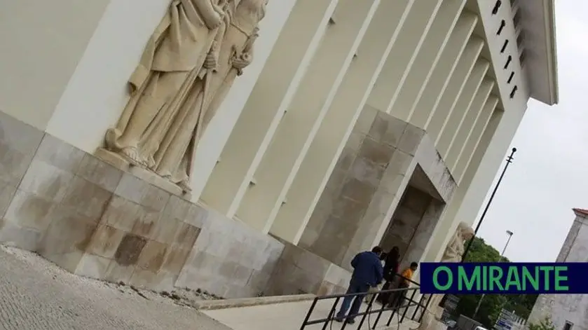 Bancária de Tomar acusada de ficar com 121 mil euros de idosa Bancária de Tomar acusada de ficar com 121 mil euros de idosa